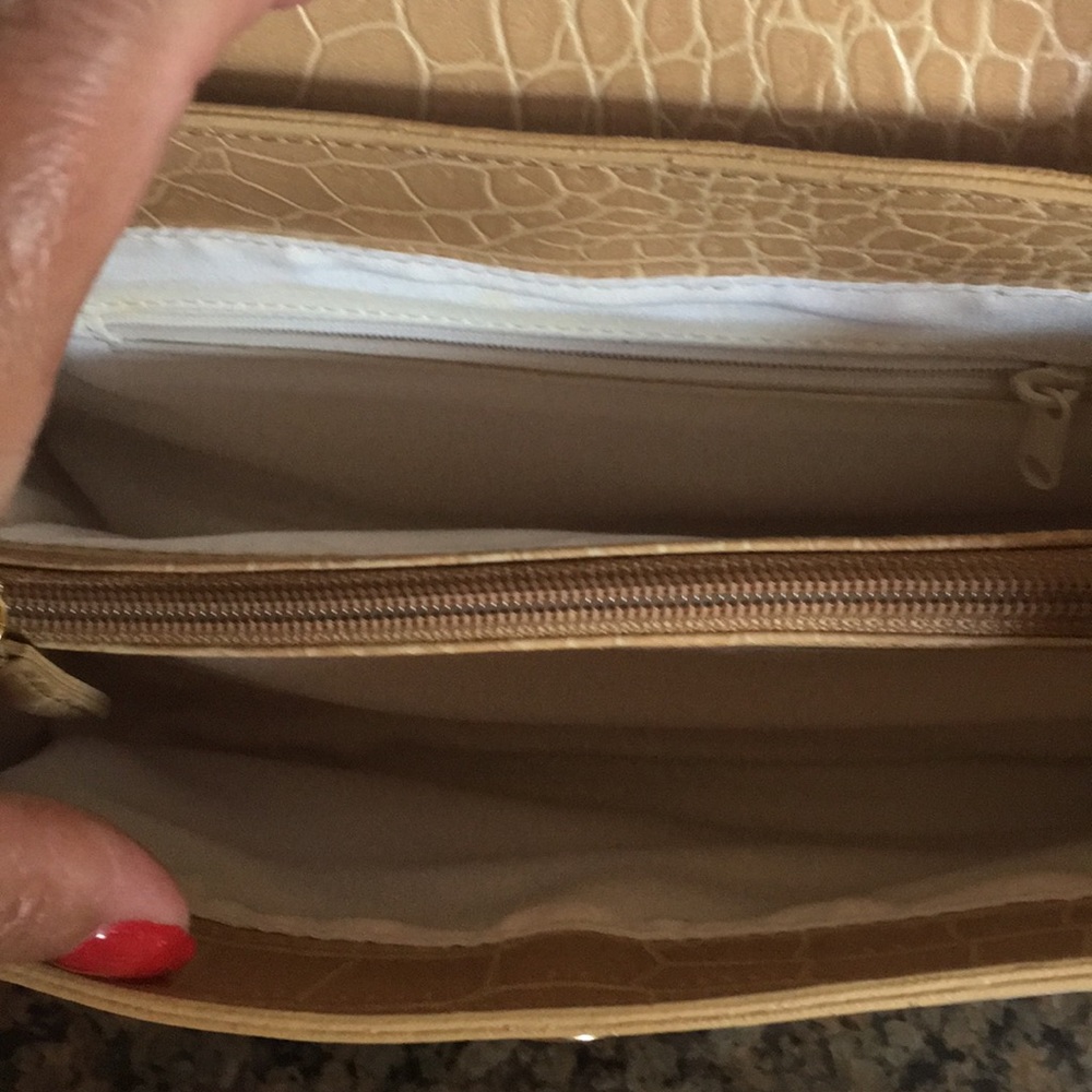 SMALL LATHER GUESS PURSE - Picture 3 of 3